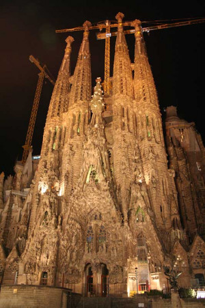 Sagrada Familía: auch bei Nacht eine beeindruckende Baustelle