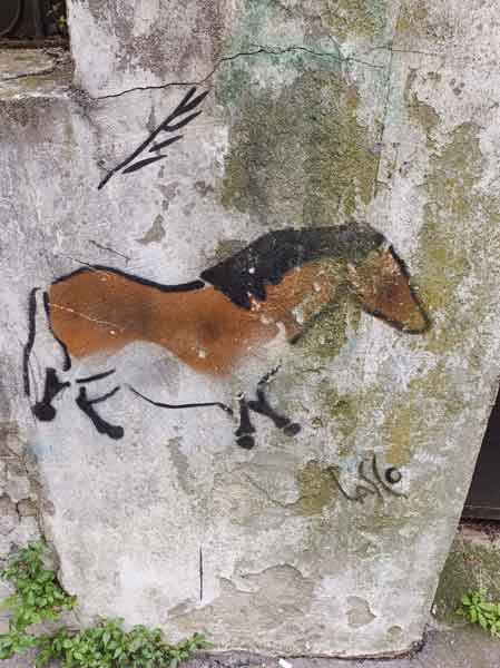 Höhlenmalerei? Nein, Street Art mit Augenzwinkern!