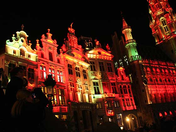 Grand Place in Br&uuml;ssel weihnachtlich illuminiert 