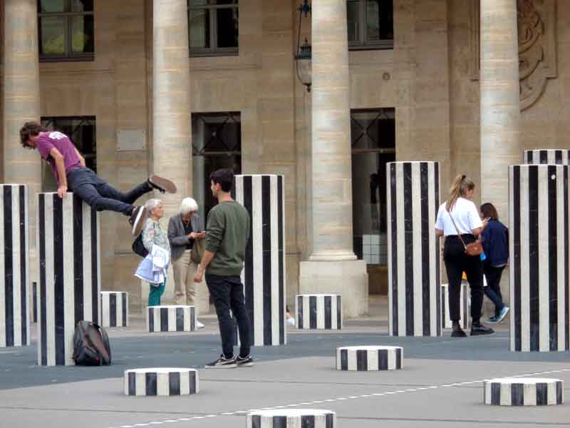 Kunst, die ankommt: die Säulen von Buren