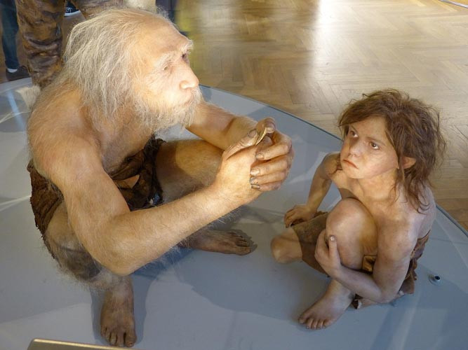 Rekonstruktion eines männlichen homo neanderthalensis mit Kind (Naturhistorisches Museum Wien)