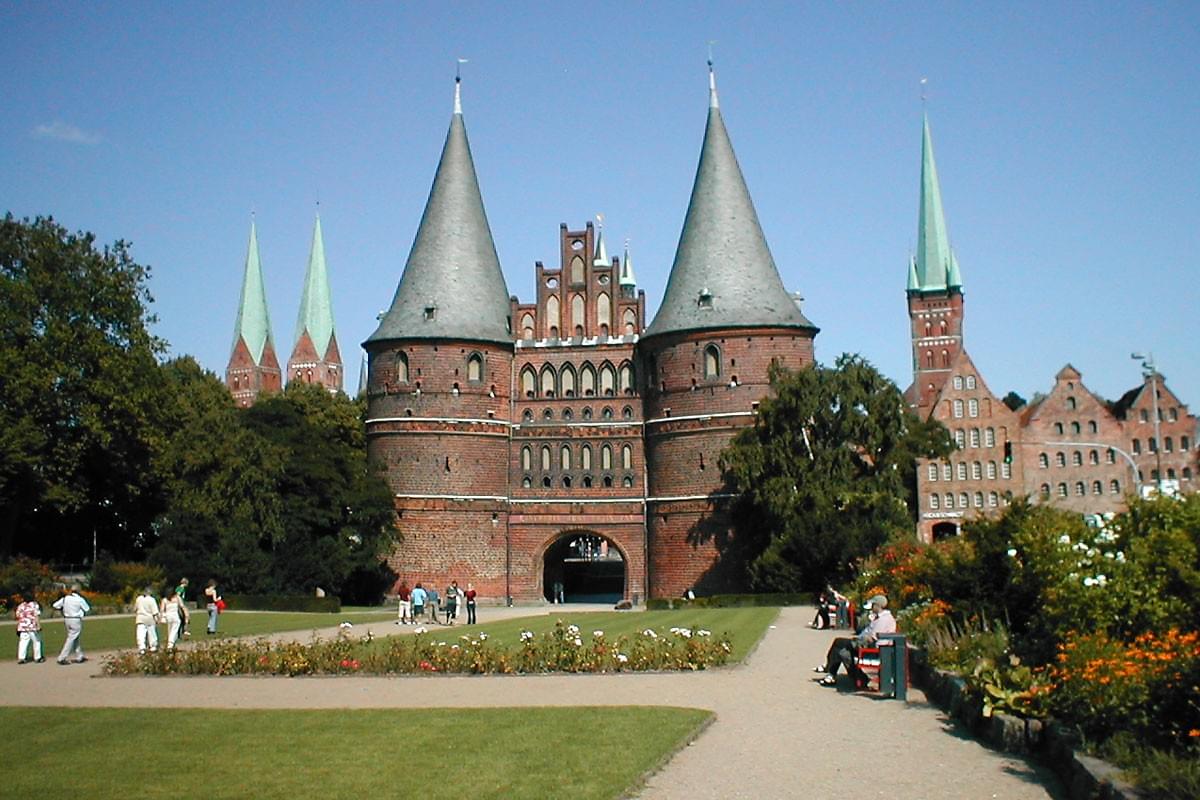 Das Holstentor in Lübeck. Links davon die Türme der Marienkirche, rechts der Turm der Petrikirche