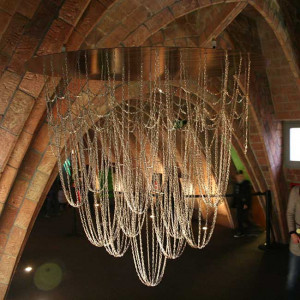 Hängemodell in der Casa Milà: So berechnete Gaudí die komplexe Statik seiner Entwürfe
