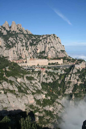 Das Kloster Montserrat klebt förmlich am Berg