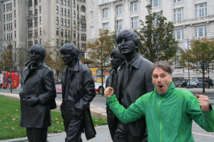 Reiseleiter vor Beatles-Statue