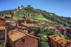 Albarracin, im Hintergrund die Befestigungsanlagen
