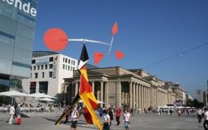 Calder-Skulptur vor dem Kunstmuseum Stuttgart
