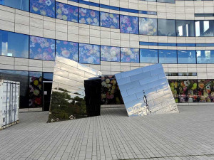 Spiegelobjekte auf dem Jan-Wellem-Platz