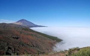 Die Berge Teneriffas erheben sich aus dem Nebel-Meer