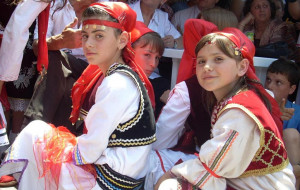 Mädchen in traditioneller albanischer Tracht