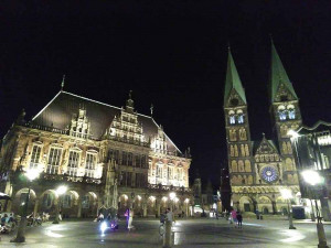 Bremer Rathaus mit Dom bei Nacht
