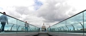 Die Millenium Bridge von der Tate Modern aus gesehen, im Hintergrund St. Paul's Cathedral
