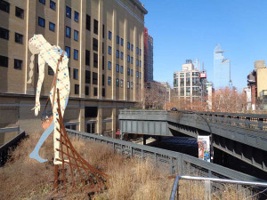 Skulpturen säumen die High Line. Im Hintergrund die Hudson Yards