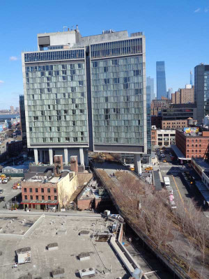 Die High Line führt mitten durch Gebäude hindurch