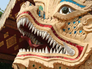 Nagas wachen vor den Tempeln in Nordthailand