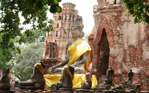 Geschmückter Buddha in der Ruine des Wat Mahathat in Ayutthaya
