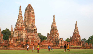 Bolzplatz vor den Ruinen von Ayutthaya