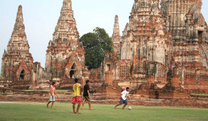 Bolzplatz vor den Ruinen von Ayutthaya