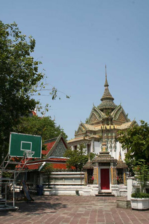 Basketball-Korb auf dem Gelände des Tempels Wat Pho