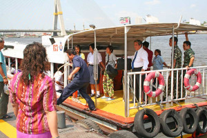 Beliebtes Verkehrsmittel in Bangkok: die Boote auf dem Chao Phraya