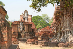 Sukhothai: sitzender Buddha, stehender Buddha und im Hintergrund die Berge