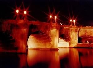 Nachtaufnahme von Christo & Jeanne-Claudes Arbeit Pont Neuf wrapped von 1985