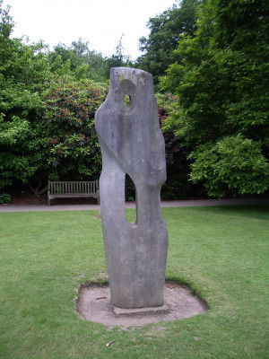Barbara Hepworth, Monolyth-Empyrean, 1953, im Garten des Kenwood House, London