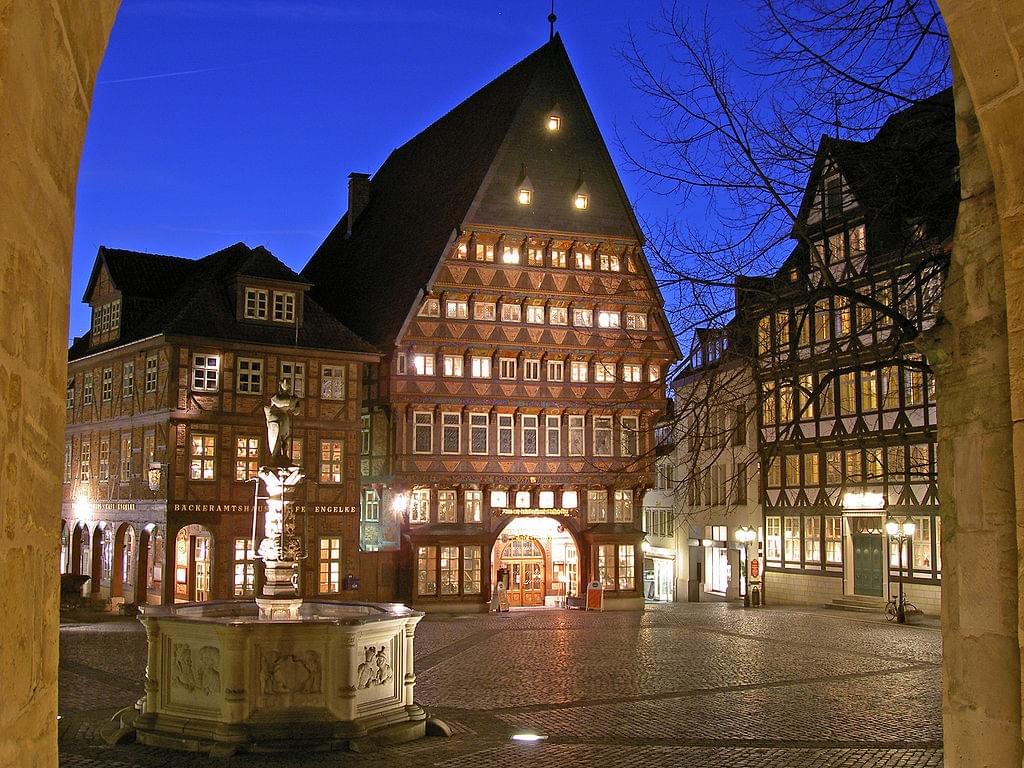 Marktplatz Hildesheim mit Knochenhaueramtshaus (Mitte), Bäckeramtshaus (links) und Roland-Brunnen