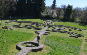  Daniel Spoerri:  Labyrinthischer Mauerweg