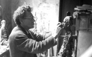Alberto Giacometti bei der Arbeit in seinem Atelier