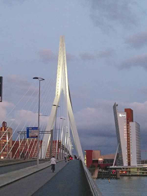 Erasmus-Brücke und Toren op Zuid von Renzo Piano, KPN Tower genannt