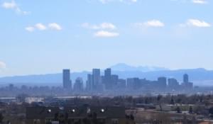 Denvers Skyline - im Hintergrund die Rocky Mountains