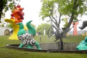 Paradiset: Skulpturen von Niki de Saint Phalle und Jean Tinguely vor dem Moderna Museet