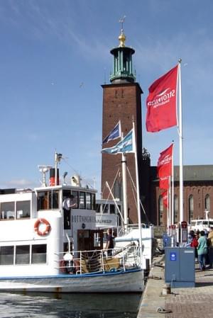 Das Rathaus Stadshuset mit Bootsanleger