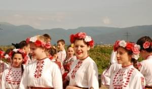 Junge Frauen beim Rosenfest