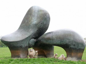 Schafe nutzen Skulptur als Unterstand