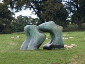Skulptur von Henry Moore mit Schafen
