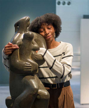 Hug a Henry Moore im Sainsbury Arts Centre