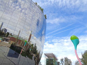 In der Glasfassade des Museumsdepots Rotterdam spiegelt sich die Silhouette der Stadt